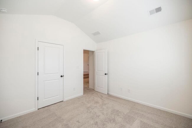 212 Meadows Ln 23.jpg