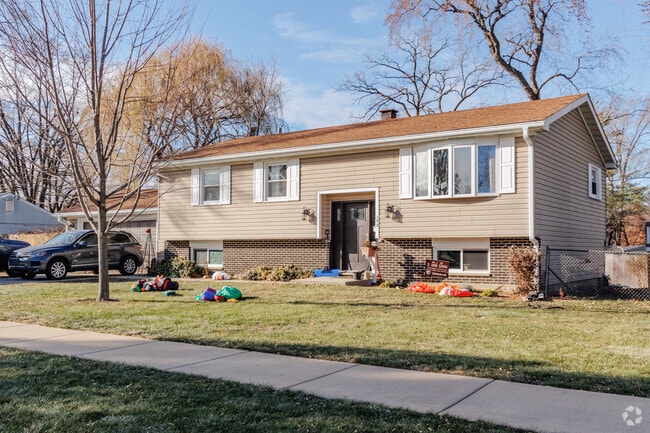 Located in Mundelein Station, split-level home features two tone exterior facade.