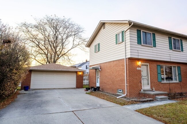 28115 Little MacK Ave, Saint Clair Shores, MI 48081 - photo 2