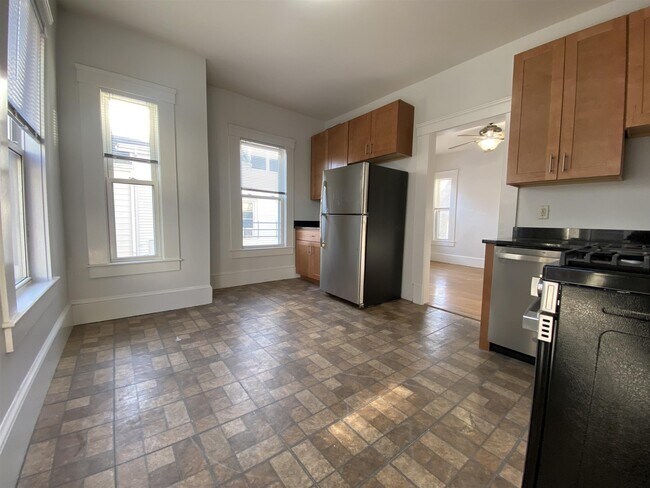 21 Mount Vernon Park unit 2, Malden, MA 02148 - photo 2