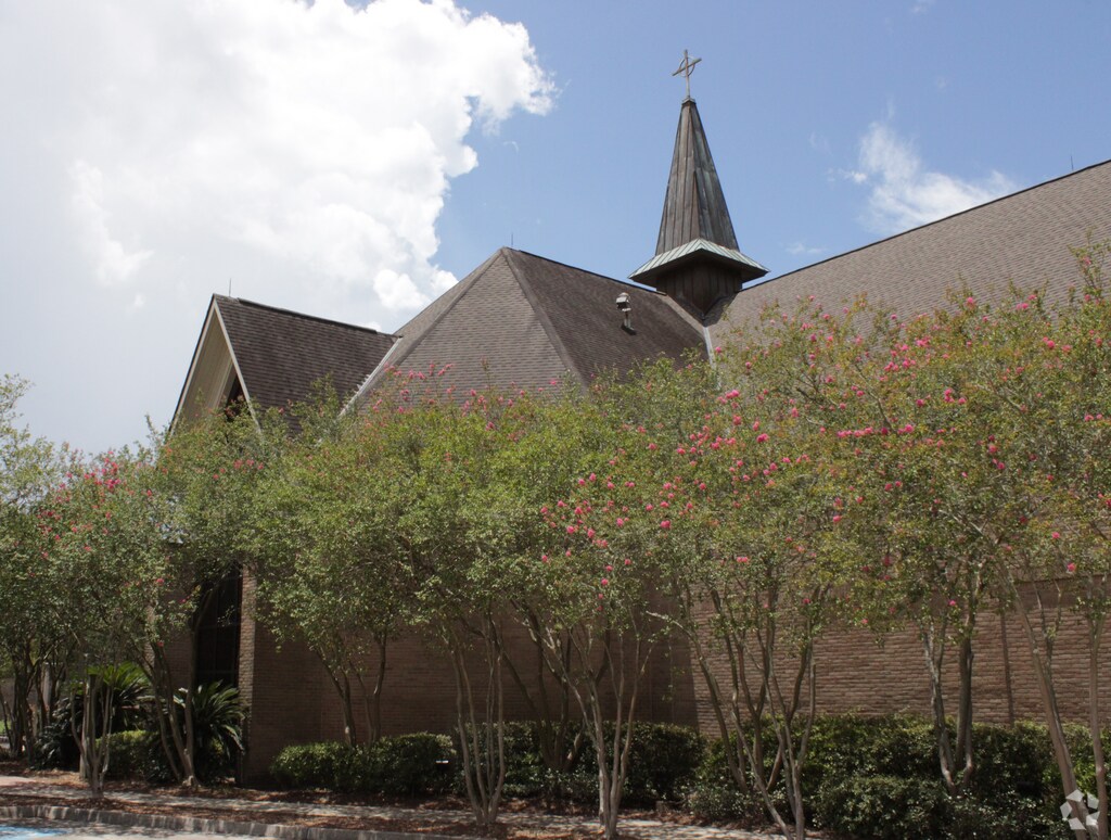 The tree-lined entrance to St. Aloysius School in Highlands/Perkins, Baton Rouge, LA