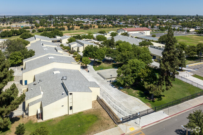 Tehipite Middle School is a large campus located in Fresno.