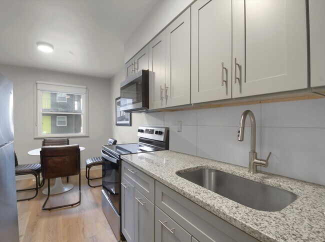 2219 9th St, Charleston, IL 61920 - photo 6