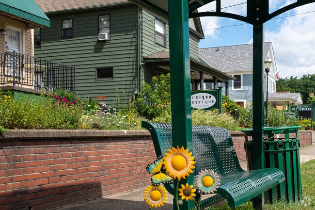 Enjoy the sunflower sculpture at this bench in the Wick Park neighborhood.
