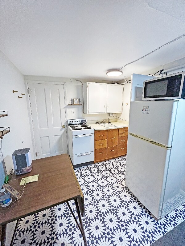 208 2nd St S unit 4, Hallock, MN 56728 - photo 1