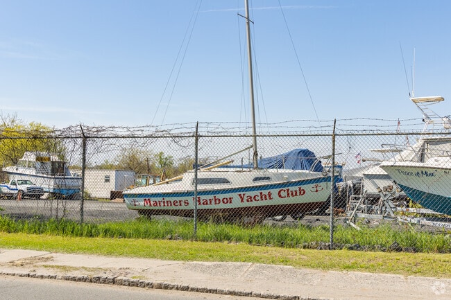 Mariners Harbor Yacht Club has several events for its members throughout the year.