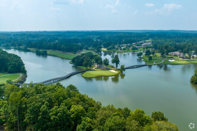 Lake Val-do-mar and Mirror Lake Golf Course create one of the best views found in Villa Rica.