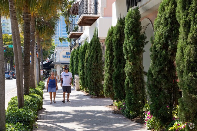 Las Olas Boulevard is a popular street to take a walk if you live in Colee Hammock neighborhood.