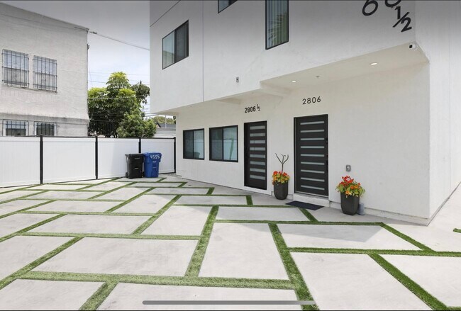 2806 S Palm Grove Ave unit 1, Los Angeles, CA 90016 - photo 3