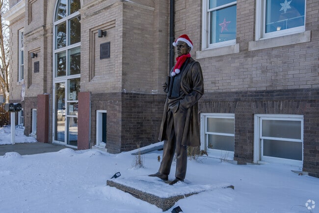 Sinclair Lewis statue honors the Nobel laureate in Sauk Centre.