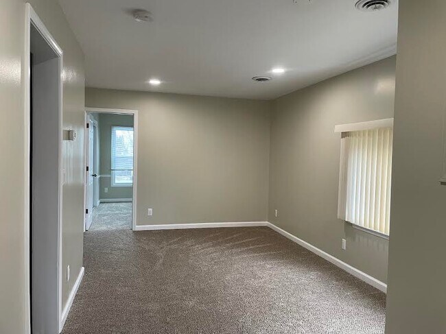 16933 Northville Rd unit 2, Northville, MI 48168 - photo 2