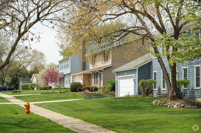 Naperville's Huntington Hill home prices can range from $400k to over one million dollars.