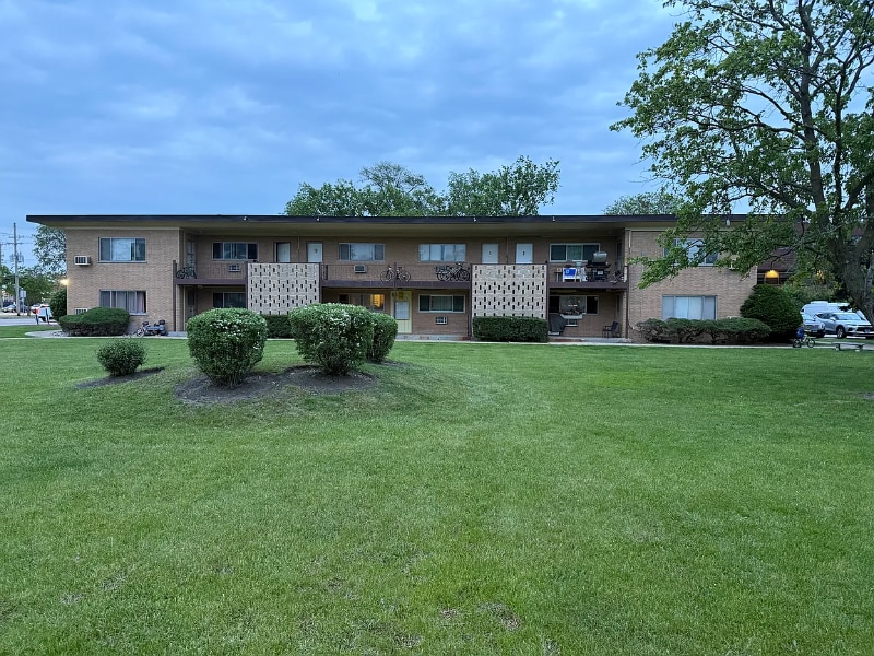 2555 E Ballard Rd unit 106, Des Plaines, IL 60016 - photo 1