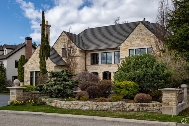 Mature homes and mature landscaping is what you’ll find all over the Depot Bench.