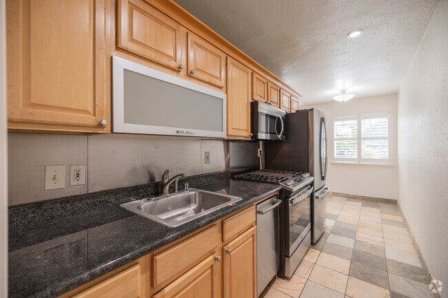 2BR, 1BA - 800SF - Kitchen