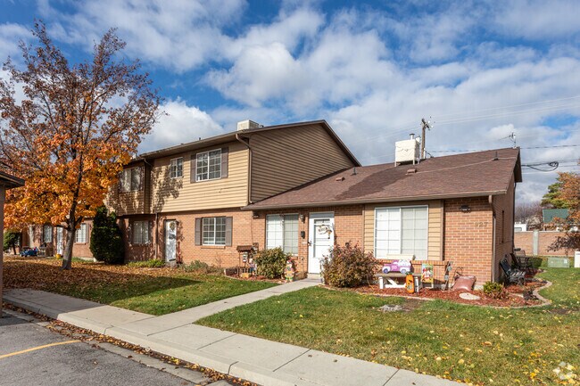 Townhomes are found in the Franklin neighborhood.