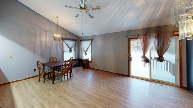 226 Meadow Pointe Dr unit 40, Fenton, MI 48430 - photo 2