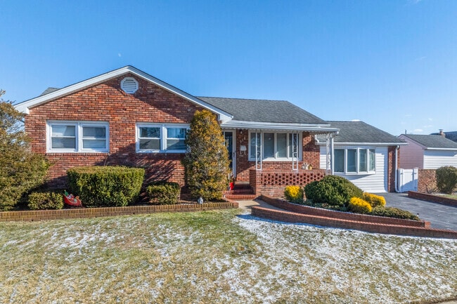 Ranch style homes often feature expansive properties in North Massapequa.