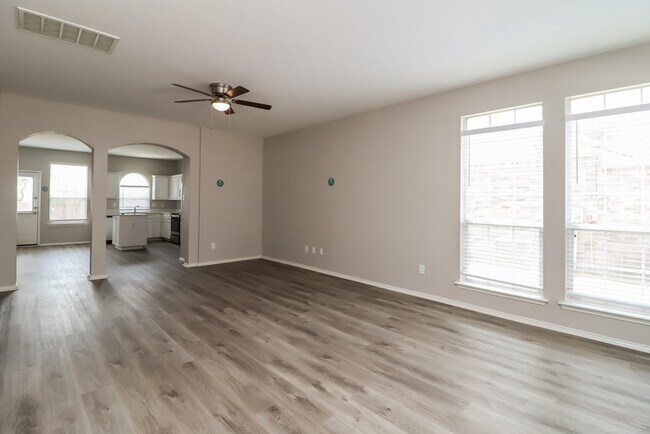 1025 Maidenhair Ln, Crowley, TX 76036 - photo 5