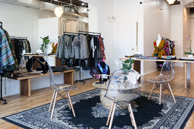 Tabbys Closet on East 43rd Street brings contemporary women's clothing and jewelry to Oakland.