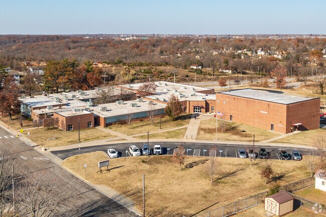 Stapleton Elementary School has an average enrollment of around 400 students.