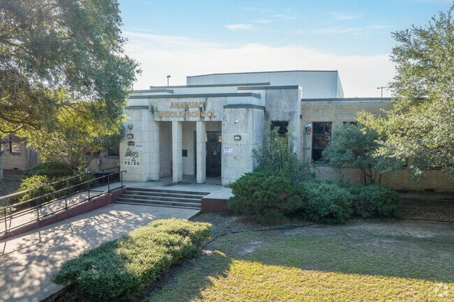 Anahuac Middle School offers classes for grades 6-8 in Anahuac.