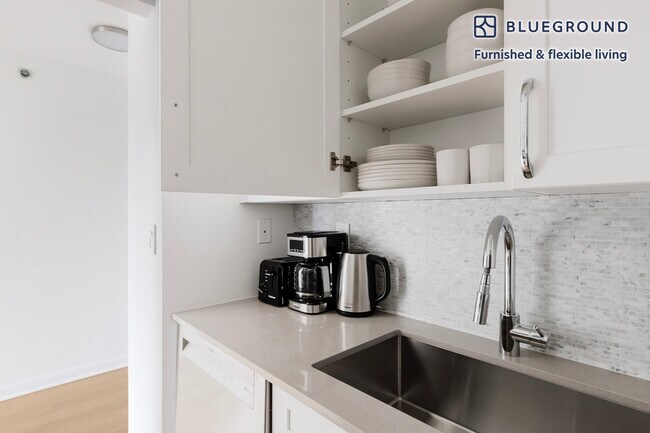 180 W 20th St unit FL14-ID2139, New York, NY 10011 - photo 7