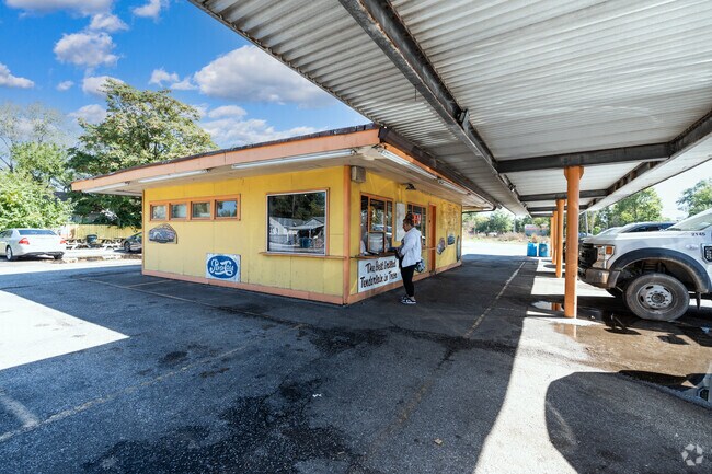 Mel's Drive-in is the place for a great cheeseburger and a Root Beer.