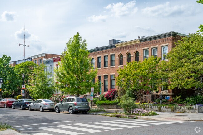 A row of Federal style row homes on E St SE in Hill East.