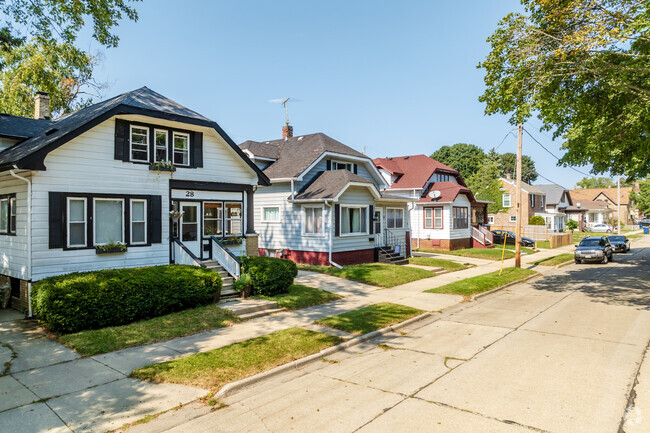 You can find ranch-style homes, bungalows, and Dutch Colonial homes in Cedar Bend.