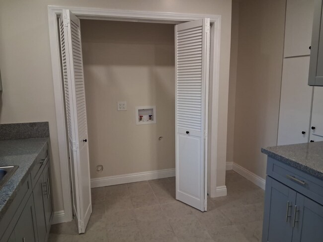 427 W Laurel St unit 2, Compton, CA 90220 - photo 2