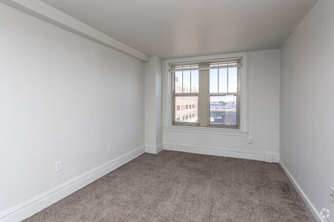 2BR, 1BA - Sinatra/1,034 SF