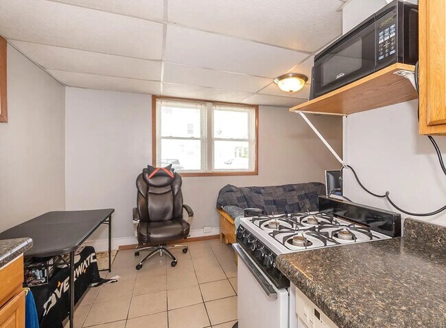 2303 Olive St unit 2, Cedar Falls, IA 50613 - photo 4