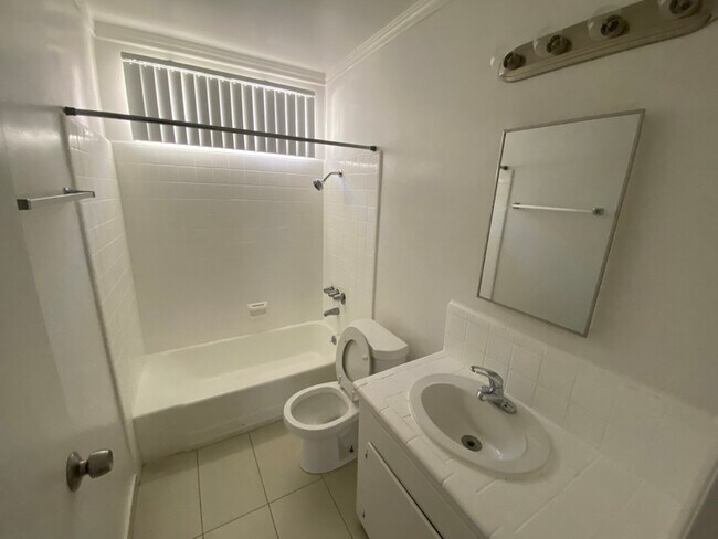 8200 Owensmouth Ave unit 5, Los Angeles, CA 91304 - photo 5