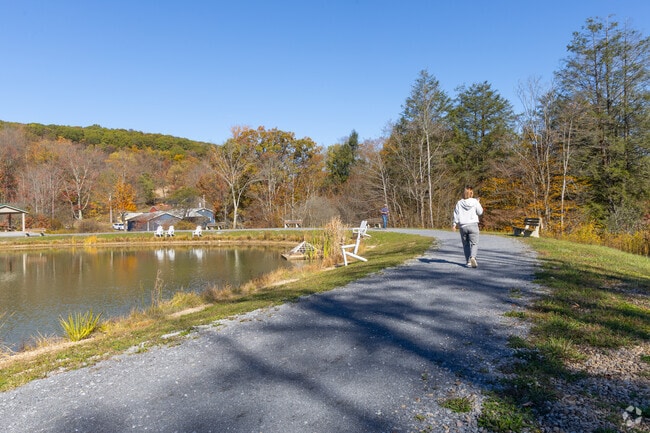Golden leaves, quiet paths, and peaceful ponds invite you to slow down and savor the season in Nanty-Glow.