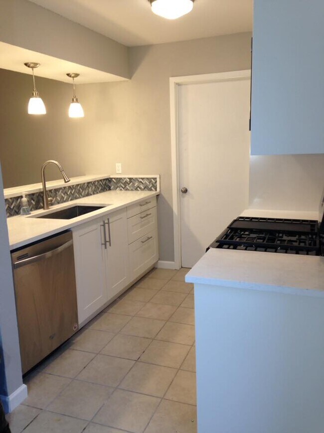 11401 Ptarmigan Dr unit B, Austin, TX 78758 - photo 3