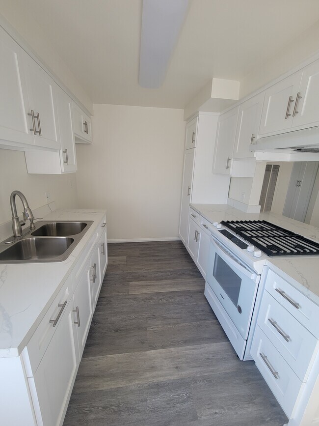 The Exotic Isle, Paramount, CA 90723 - photo 4