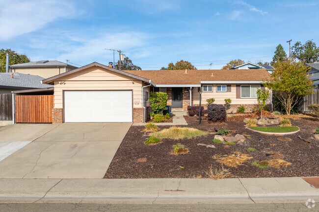 Ranch-style homes are common in Lincoln Oaks.