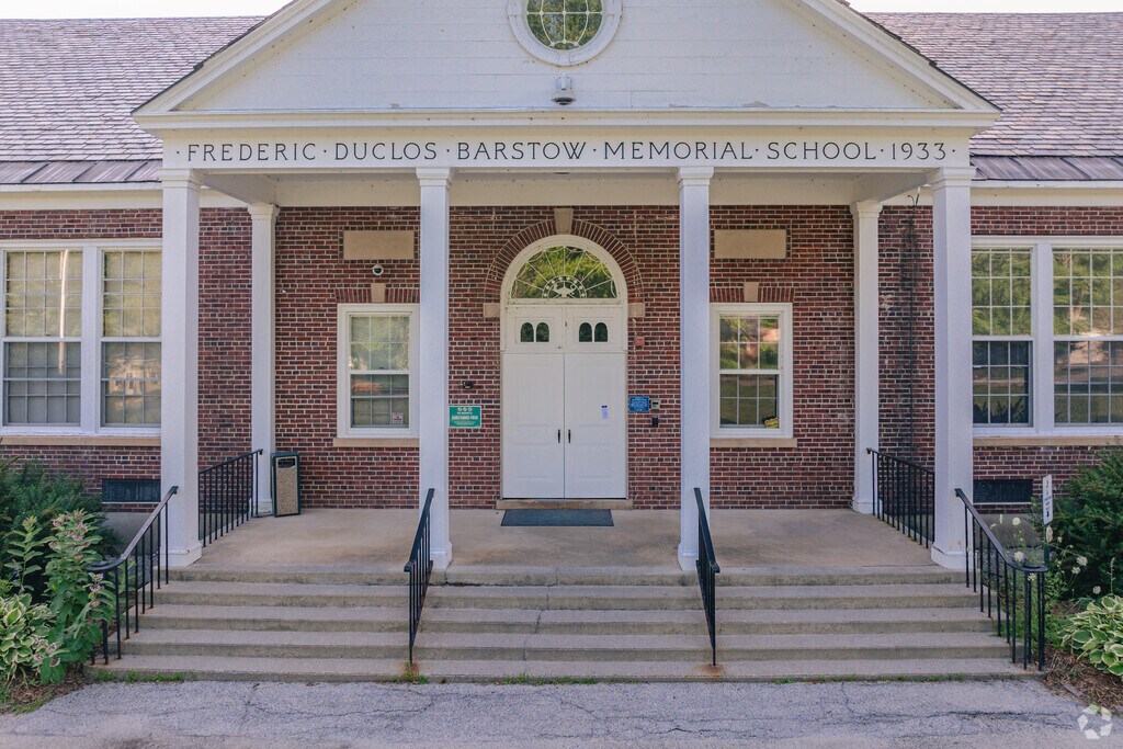 Barstow Memorial School provides a well-rounded education and promotes academic excellence.