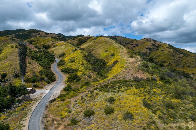 Residents can enjoy the scenic views of the rolling hills in The Retreat.