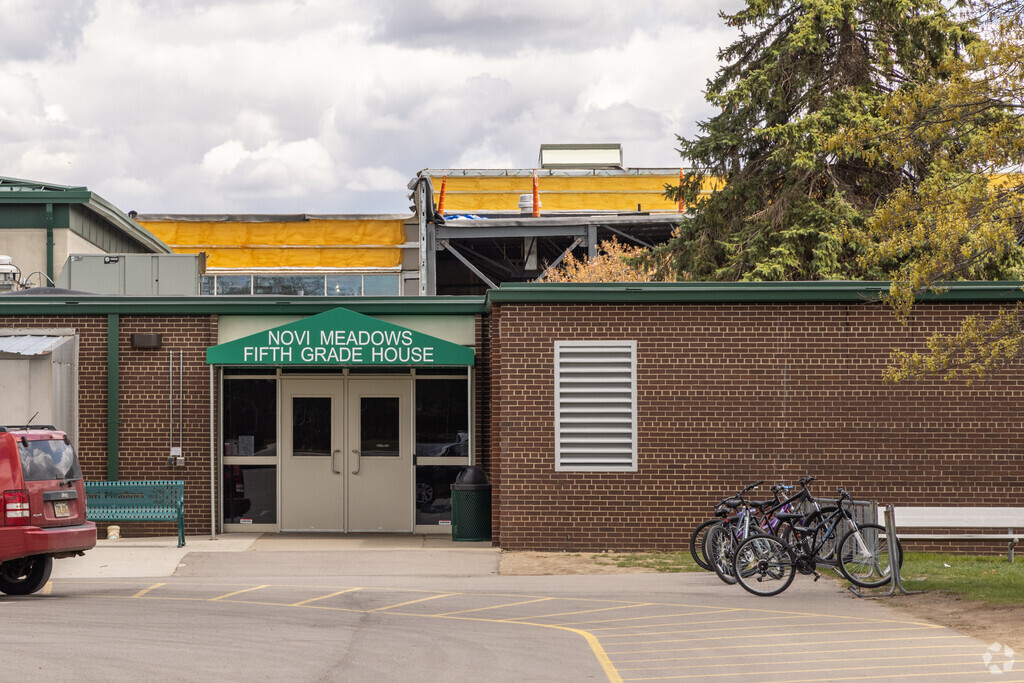 Novi Meadows Elementary School has a
student-teacher ratio of
15:1.