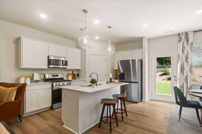 8 Sutton Dr, Taylors, SC 29687 - photo 4