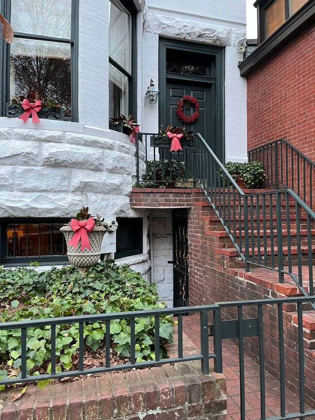 1340 31st St NW unit Georgetown Garden Ap, Washington, DC 20007 - photo 3