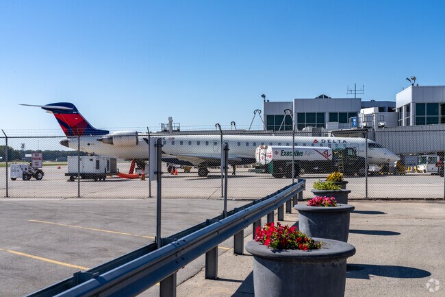 Austin Straubel International Airport is located just minutes from Hobart.