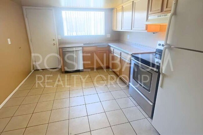 3313 W Harmont Dr unit 3, Phoenix, AZ 85051 - photo 3