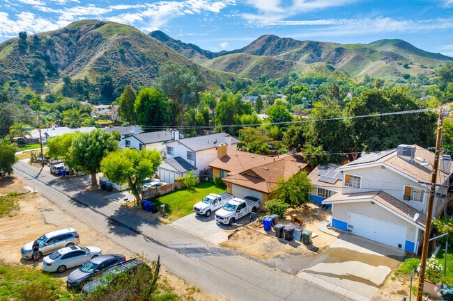 Group of homes and mountain rain in Val Verde.