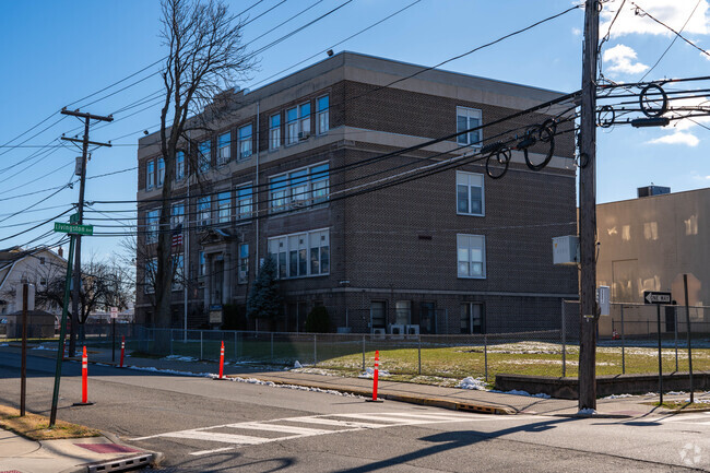 The class size of the Jefferson School is 233 students large.