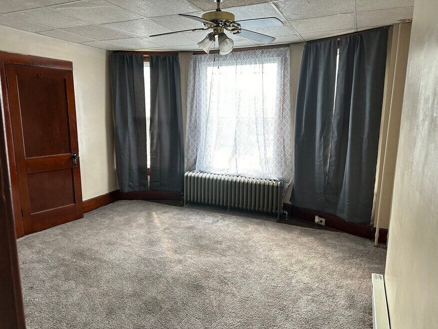 25 N Railroad St unit 2nd floor, Tamaqua, PA 18252 - photo 1