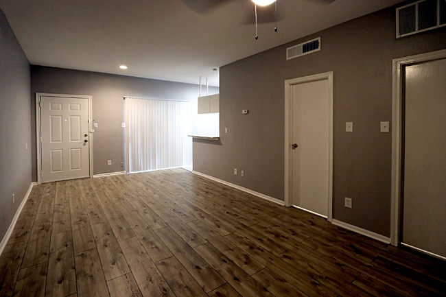 8800 Westplace Dr unit 111, Houston, TX 77071 - photo 2