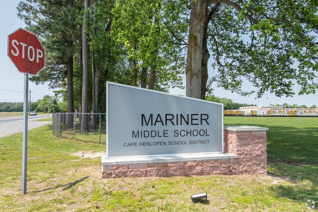 Mariner Middle School has 664 students in grades 6-8 with a student-teacher ratio of 14 to 1.